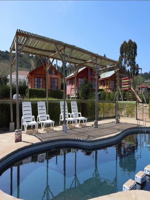Piscina y pérgola del complejo