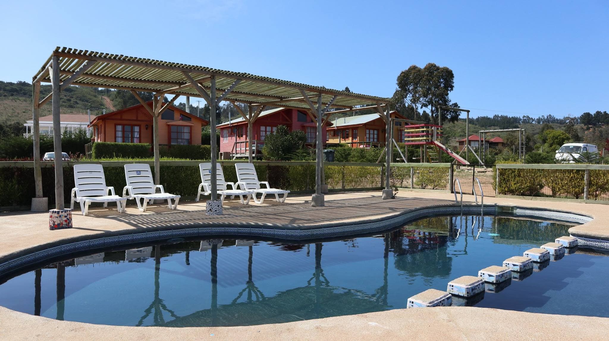 Cabañas Soelafquen: piscina, quincho y cabañas de madera en Algarrobo